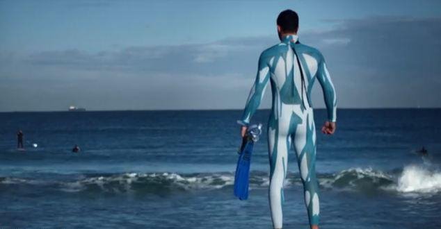 Νέο μαγιό κάνει «αόρατους» τους σέρφερ στους καρχαρίες [εικόνες & βίντεο] | iefimerida.gr 1