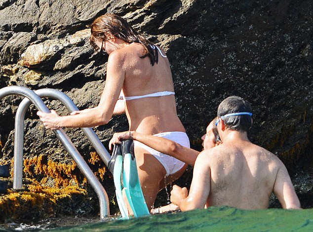 Η 45χρονη Κάρλα Μπρούνι με λευκό μπικίνι-Επέστρεψε αψεγάδιαστη [εικόνες]   | iefimerida.gr 0