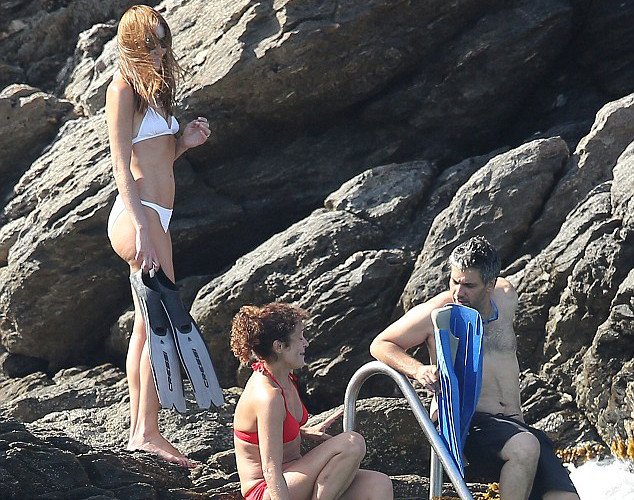 Η 45χρονη Κάρλα Μπρούνι με λευκό μπικίνι-Επέστρεψε αψεγάδιαστη [εικόνες]   | iefimerida.gr 1