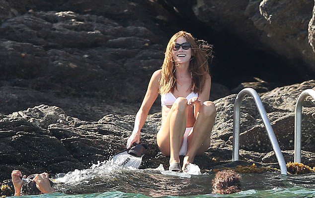 Η 45χρονη Κάρλα Μπρούνι με λευκό μπικίνι-Επέστρεψε αψεγάδιαστη [εικόνες]   | iefimerida.gr 2