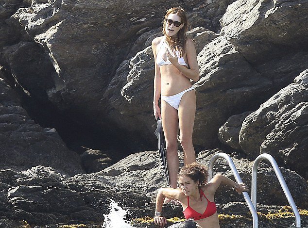 Η 45χρονη Κάρλα Μπρούνι με λευκό μπικίνι-Επέστρεψε αψεγάδιαστη [εικόνες]   | iefimerida.gr 4