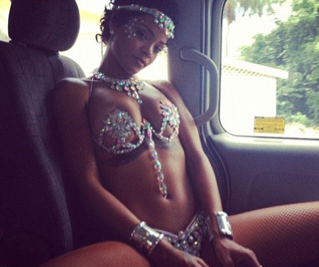 Με πετράδια και πούπουλα για να καλύπτει τα απόκρυφα ξεχύθηκε στους δρόμους για το καρναβάλι η Ριάνα [εικόνες] | iefimerida.gr 0