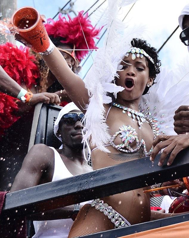 Με πετράδια και πούπουλα για να καλύπτει τα απόκρυφα ξεχύθηκε στους δρόμους για το καρναβάλι η Ριάνα [εικόνες] | iefimerida.gr 1