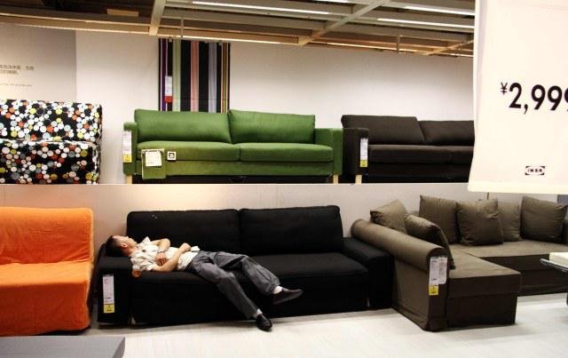 Η νέα μόδα στο Πεκίνο: Για να γλιτώσουν από τη ζέστη οι Κινέζοι ρίχνουν έναν υπνάκο στο ΙΚΕΑ [εικόνες] | iefimerida.gr 0