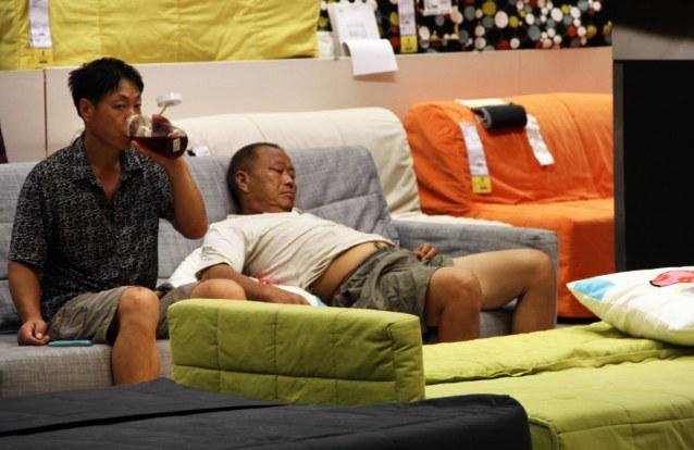 Η νέα μόδα στο Πεκίνο: Για να γλιτώσουν από τη ζέστη οι Κινέζοι ρίχνουν έναν υπνάκο στο ΙΚΕΑ [εικόνες] | iefimerida.gr 1