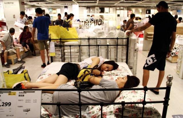 Η νέα μόδα στο Πεκίνο: Για να γλιτώσουν από τη ζέστη οι Κινέζοι ρίχνουν έναν υπνάκο στο ΙΚΕΑ [εικόνες] | iefimerida.gr 2