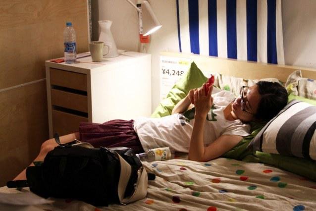 Η νέα μόδα στο Πεκίνο: Για να γλιτώσουν από τη ζέστη οι Κινέζοι ρίχνουν έναν υπνάκο στο ΙΚΕΑ [εικόνες] | iefimerida.gr 3