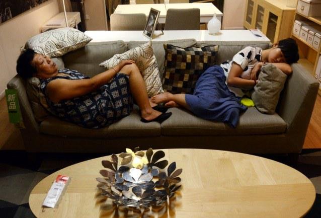 Η νέα μόδα στο Πεκίνο: Για να γλιτώσουν από τη ζέστη οι Κινέζοι ρίχνουν έναν υπνάκο στο ΙΚΕΑ [εικόνες] | iefimerida.gr 5