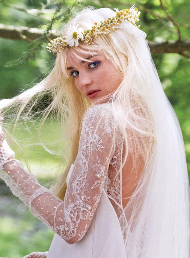 Ξέφυγε η Μιράντα Κερ – Εβγαλε τα ρούχα της και πόζαρε ως Τσιτσιολίνα [εικόνες] | iefimerida.gr 2