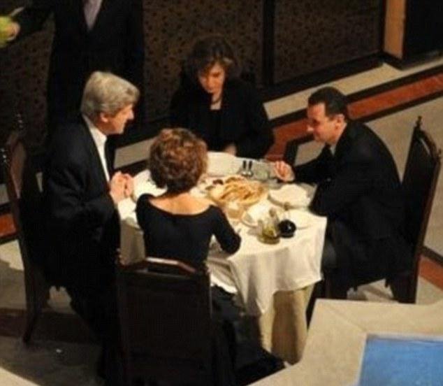 Η φωτογραφία που ο Κέρι θα ήθελε να ξεχάσει – Οταν καθόταν στο ίδιο τραπέζι με τον Ασαντ [εικόνες] | iefimerida.gr 0