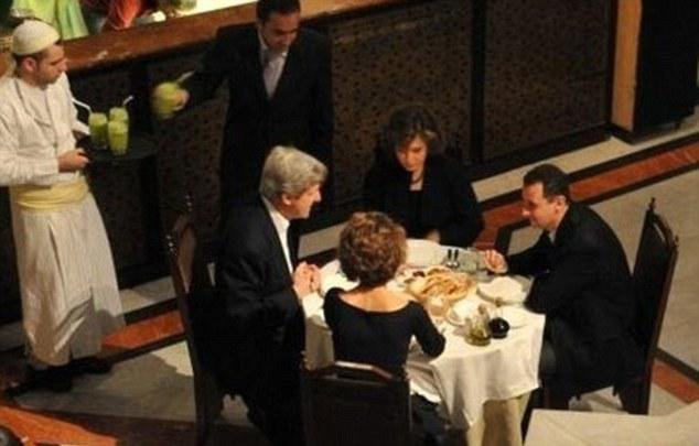 Η φωτογραφία που ο Κέρι θα ήθελε να ξεχάσει – Οταν καθόταν στο ίδιο τραπέζι με τον Ασαντ [εικόνες] | iefimerida.gr 1