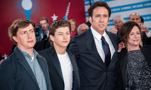 Γελάνε μαζί του-Ο Νίκολας Κέιτζ έβαψε τα μαλλιά του κορακί [εικόνες]  | iefimerida.gr 0