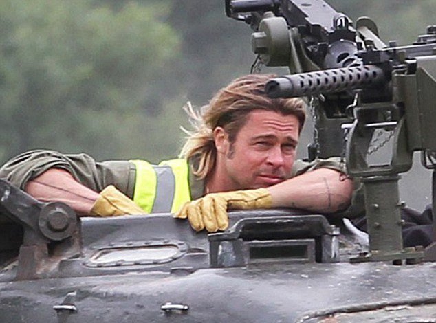 Ο Μπράντ Πιτ οδηγεί το τανκ του  στην αγγλική εξοχή [εικόνες+βίντεο]  | iefimerida.gr 0