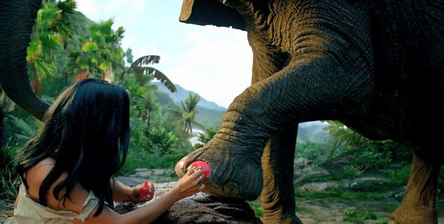 Σε σέξι Ταρζάν μεταμορφώθηκε η Κέιτι Πέρι [εικόνες+βίντεο]  | iefimerida.gr 1