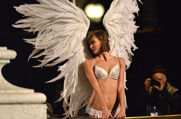 Το Παρίσι γέμισε ημίγυμνους «αγγέλους» - Η Victoria Secret σκανδάλισε με τα γυρίσματα του νέου σποτ [εικόνες] | iefimerida.gr 8