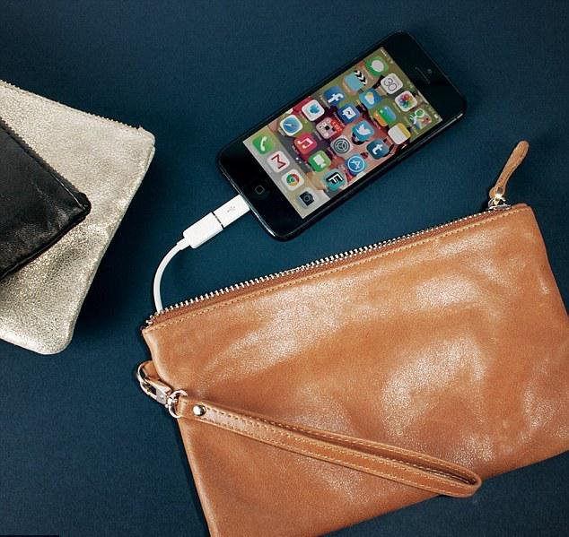 Το απόλυτο αξεσουάρ για τα κορίτσια της τεχνολογίας – Βραδινό τσαντάκι που φορτίζει το iPhone [εικόνες] | iefimerida.gr 2