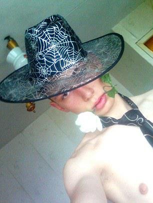 Ρώσοι σε απόγνωση για ραντεβού- Οι τραγικά κιτς φωτογραφίες που βάζουν στο ίντερνετ για να βρουν σύντροφο [εικόνες] | iefimerida.gr 10