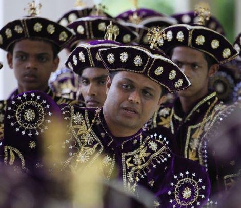 Δεν ήταν γάμος, ήταν διαδήλωση- Παντρεύτηκαν με 126 παράνυφους και 25 κουμπάρους [εικόνες] | iefimerida.gr 0