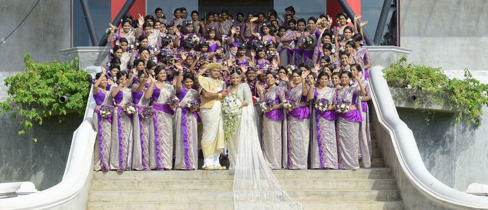 Δεν ήταν γάμος, ήταν διαδήλωση- Παντρεύτηκαν με 126 παράνυφους και 25 κουμπάρους [εικόνες] | iefimerida.gr 3