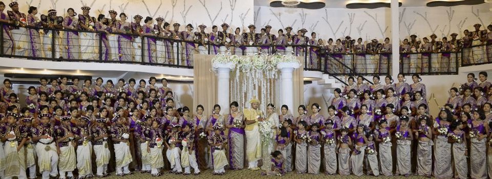 Δεν ήταν γάμος, ήταν διαδήλωση- Παντρεύτηκαν με 126 παράνυφους και 25 κουμπάρους [εικόνες] | iefimerida.gr 2