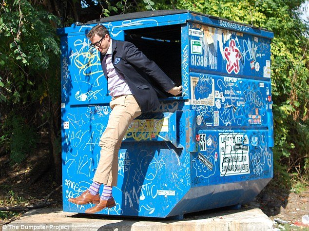 Πρύτανης πανεπιστημίου ζει μέσα σε έναν κάδο σκουπιδιών και το... χαίρεται! [εικόνες] | iefimerida.gr 2