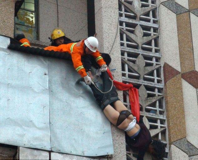 Ηρωικός σύζυγος έπιασε στον αέρα τη γυναίκα του όταν πήδηξε από το μπαλκόνι για να αυτοκτονήσει [εικόνες] | iefimerida.gr 2