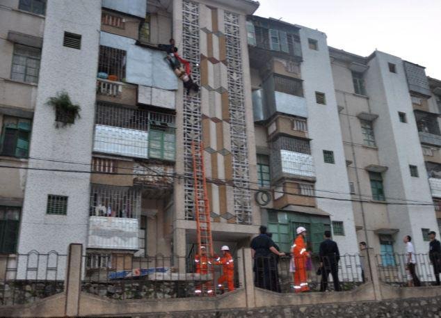 Ηρωικός σύζυγος έπιασε στον αέρα τη γυναίκα του όταν πήδηξε από το μπαλκόνι για να αυτοκτονήσει [εικόνες] | iefimerida.gr 0
