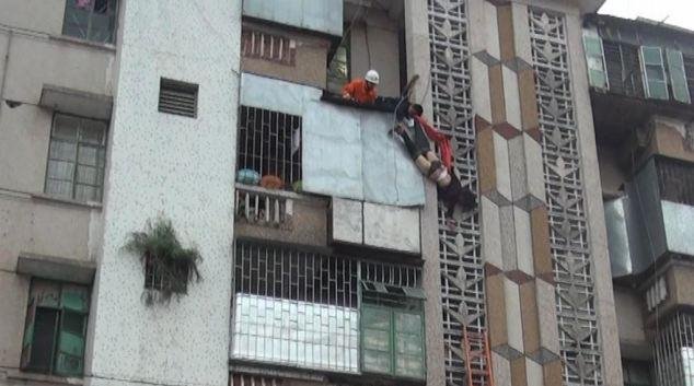 Ηρωικός σύζυγος έπιασε στον αέρα τη γυναίκα του όταν πήδηξε από το μπαλκόνι για να αυτοκτονήσει [εικόνες] | iefimerida.gr 1