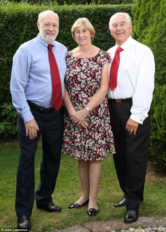 Μητέρα εγκατέλειψε τα τρία παιδιά της σε πόρτες σπιτιών και αυτά συναντήθηκαν για πρώτη φορά μετά από 60 χρόνια [εικόνες] | iefimerida.gr 2