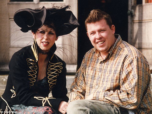  McQueen: Πώς η ιδιοφυΐα της μόδας σχεδίαζε να αυτοκτονήσει πάνω στην πασαρέλα [εικόνες] | iefimerida.gr 0