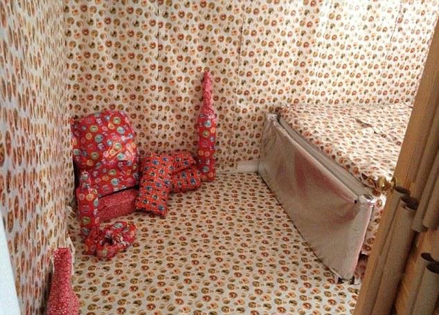 Του έκαναν δώρο το δωμάτιό του -Το «έντυσαν» από άκρη σε άκρη με χαρτί περιτυλίγματος [εικόνες] | iefimerida.gr 2