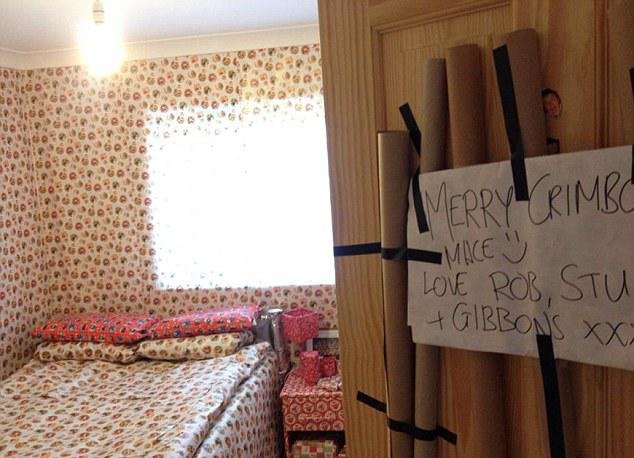 Του έκαναν δώρο το δωμάτιό του -Το «έντυσαν» από άκρη σε άκρη με χαρτί περιτυλίγματος [εικόνες] | iefimerida.gr 0