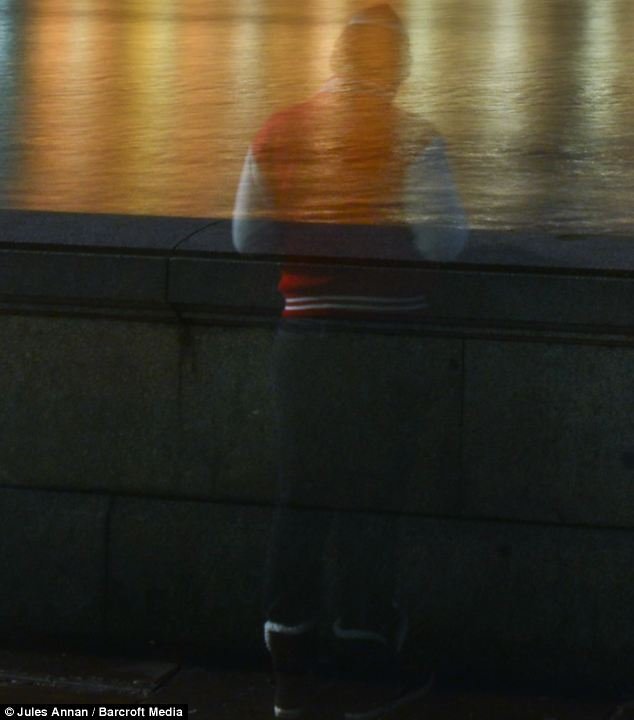 Πρωτοχρονιά με φαντάσματα:Παρανοϊκός Βρετανός λέει ότι φωτογράφησε πνεύμα μπροστά στο παλάτι[εικόνα] | iefimerida.gr 1