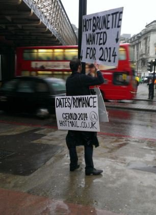 «Ζητείται καυτή μελαχρινή» -Απελπισμένος βγήκε στο δρόμο με πλακάτ για να βρει σύντροφο [εικόνες] | iefimerida.gr 1