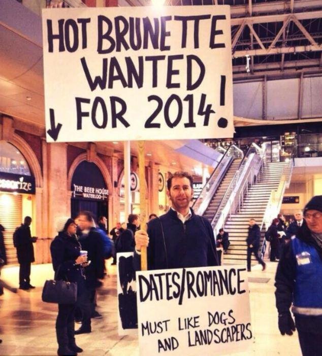 «Ζητείται καυτή μελαχρινή» -Απελπισμένος βγήκε στο δρόμο με πλακάτ για να βρει σύντροφο [εικόνες] | iefimerida.gr 0