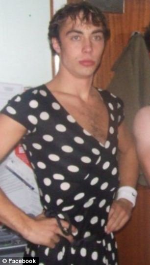 Ο χίπστερ μικρός αδελφός της Κέιτ Μίντλετον -Τα γυμνά και οι φωτογραφίες με τα γυναικεία ρούχα που όλοι θέλουν να... θάψουν [εικόνες] | iefimerida.gr 30