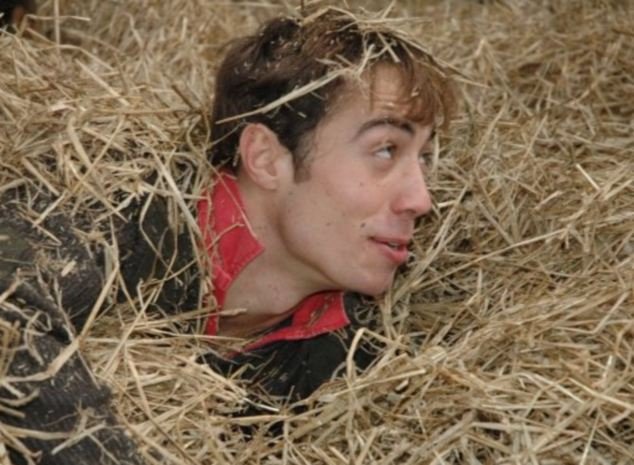 Ο χίπστερ μικρός αδελφός της Κέιτ Μίντλετον -Τα γυμνά και οι φωτογραφίες με τα γυναικεία ρούχα που όλοι θέλουν να... θάψουν [εικόνες] | iefimerida.gr 27