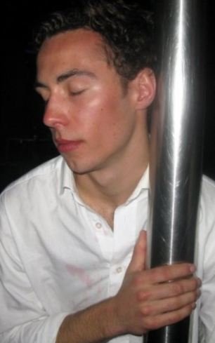 Ο χίπστερ μικρός αδελφός της Κέιτ Μίντλετον -Τα γυμνά και οι φωτογραφίες με τα γυναικεία ρούχα που όλοι θέλουν να... θάψουν [εικόνες] | iefimerida.gr 28