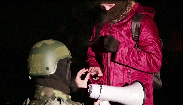 Το Κίεβο καίγεται και αυτοί παντρεύονται -Προτάσεις γάμου με ντουντούκα, από διαδηλωτές στα οδοφράγματα [εικόνες] | iefimerida.gr 1