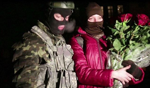 Το Κίεβο καίγεται και αυτοί παντρεύονται -Προτάσεις γάμου με ντουντούκα, από διαδηλωτές στα οδοφράγματα [εικόνες] | iefimerida.gr 3