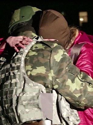 Το Κίεβο καίγεται και αυτοί παντρεύονται -Προτάσεις γάμου με ντουντούκα, από διαδηλωτές στα οδοφράγματα [εικόνες] | iefimerida.gr 2