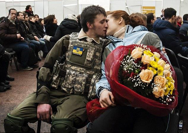 Το Κίεβο καίγεται και αυτοί παντρεύονται -Προτάσεις γάμου με ντουντούκα, από διαδηλωτές στα οδοφράγματα [εικόνες] | iefimerida.gr 4