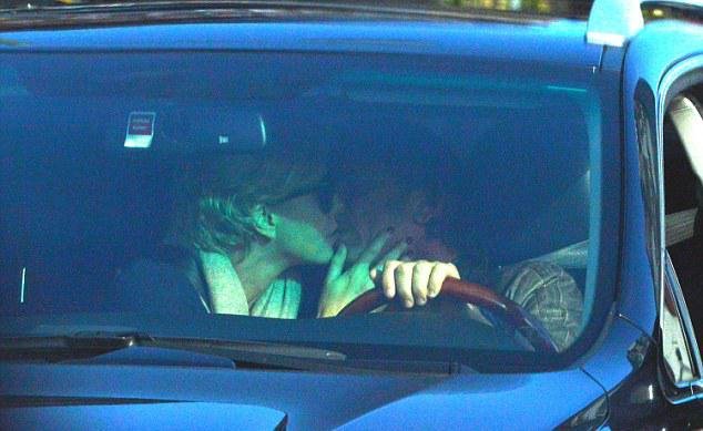 Δεν... ξεκολλάνε Σαρλίζ Θερόν και Σον Πεν -Εφηβικά φιλιά μέσα στο αυτοκίνητο [εικόνες] | iefimerida.gr 1