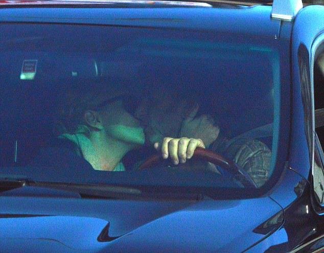 Δεν... ξεκολλάνε Σαρλίζ Θερόν και Σον Πεν -Εφηβικά φιλιά μέσα στο αυτοκίνητο [εικόνες] | iefimerida.gr 2