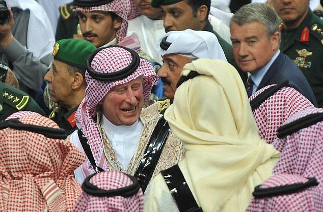 Διάδοχος για γέλια -Ο Κάρολος ντύθηκε Λόρενς της Αραβίας, με κελεμπία και χρυσό σπαθί [εικόνες] | iefimerida.gr 4