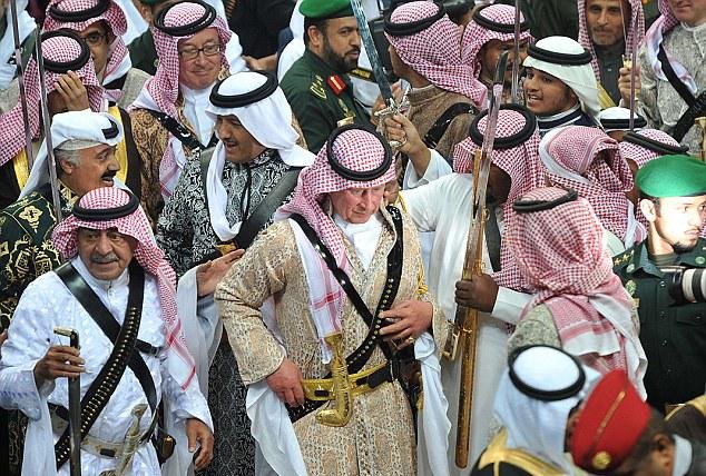 Διάδοχος για γέλια -Ο Κάρολος ντύθηκε Λόρενς της Αραβίας, με κελεμπία και χρυσό σπαθί [εικόνες] | iefimerida.gr 6