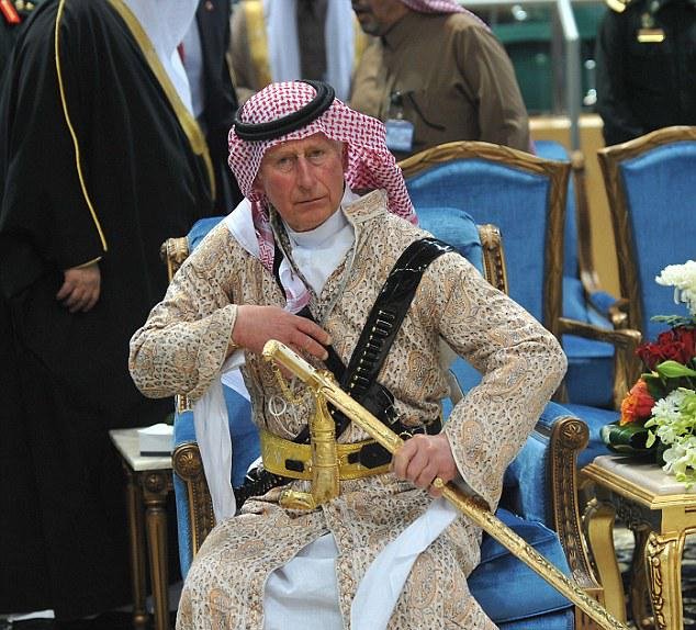 Διάδοχος για γέλια -Ο Κάρολος ντύθηκε Λόρενς της Αραβίας, με κελεμπία και χρυσό σπαθί [εικόνες] | iefimerida.gr 5