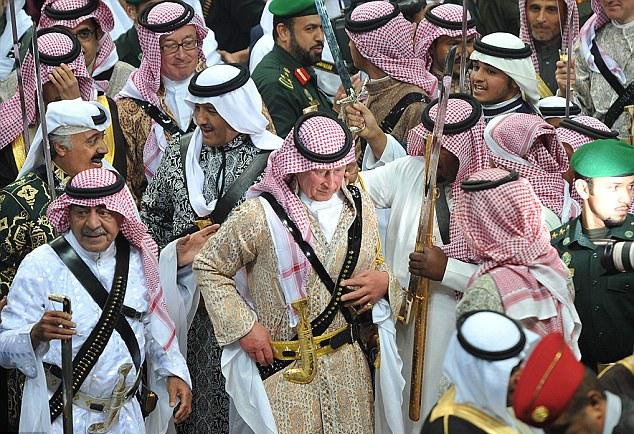 Διάδοχος για γέλια -Ο Κάρολος ντύθηκε Λόρενς της Αραβίας, με κελεμπία και χρυσό σπαθί [εικόνες] | iefimerida.gr 3