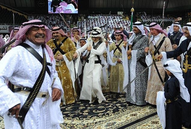 Διάδοχος για γέλια -Ο Κάρολος ντύθηκε Λόρενς της Αραβίας, με κελεμπία και χρυσό σπαθί [εικόνες] | iefimerida.gr 1