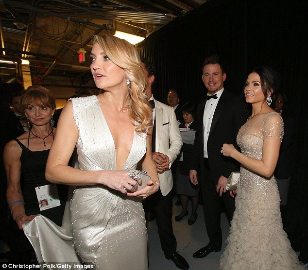 Στα παρασκήνια της απονομής των Οσκαρ: Παθιασμένα φιλιά, φάρσες, και το μυστικό για να μην έχουν δαχτυλιές τα αγαλματίδια – Οι σταρ όπως δεν τους ξανάδαμε [εικόνες] | iefimerida.gr 7